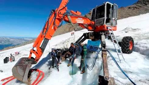 Francuzi osuszają jezioro pod lodem na Mont Blanc