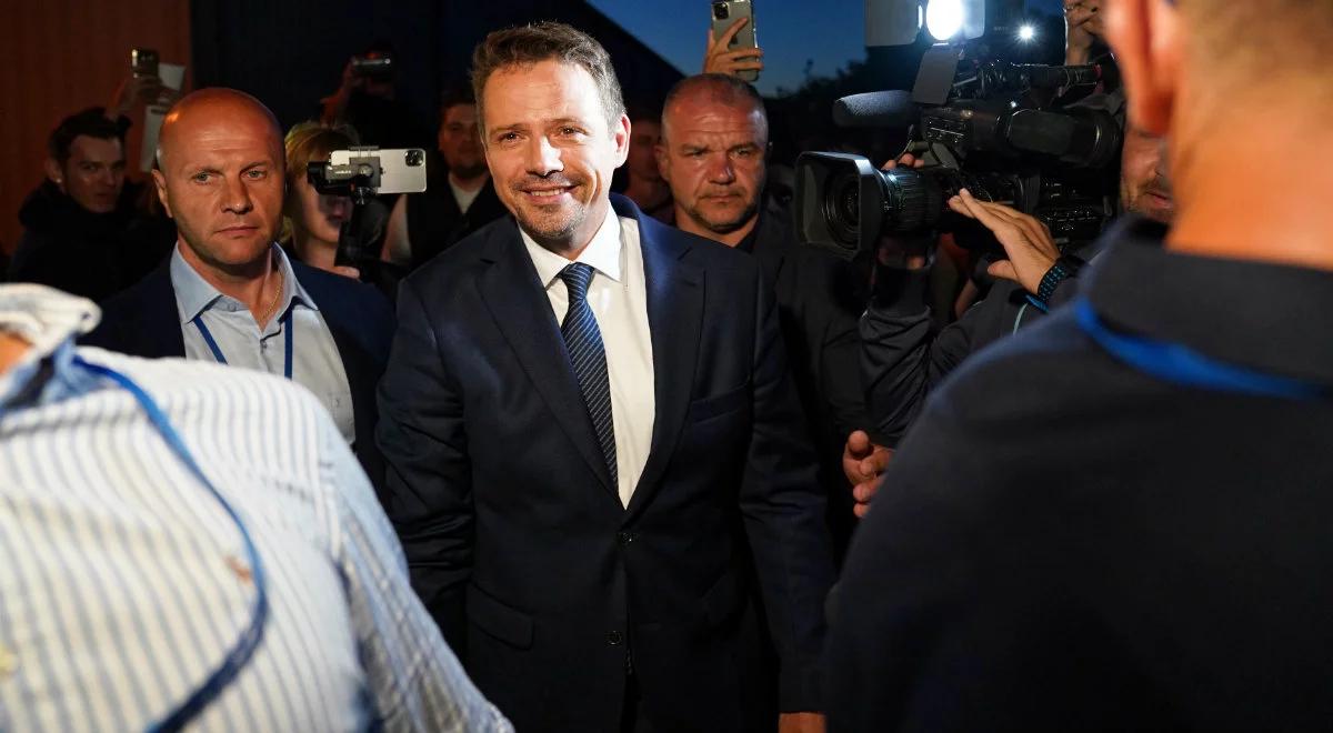Pracownik warszawskiego ratusza w roli dziennikarza przepytywał Trzaskowskiego. Rzecznik zaskoczona