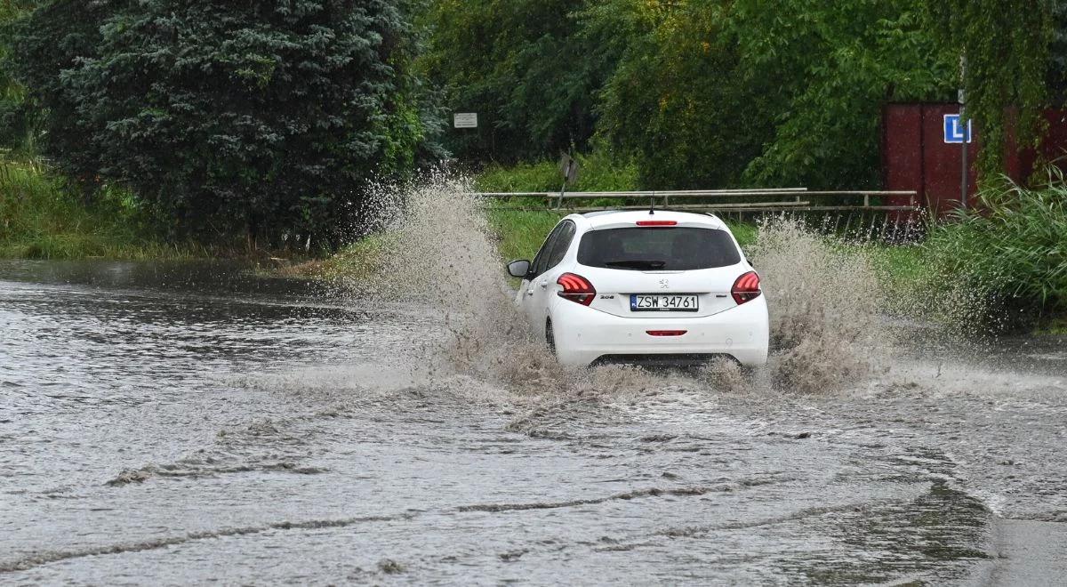 Burze, wichury i zalane ulice. Strażacy mieli pełne ręce pracy