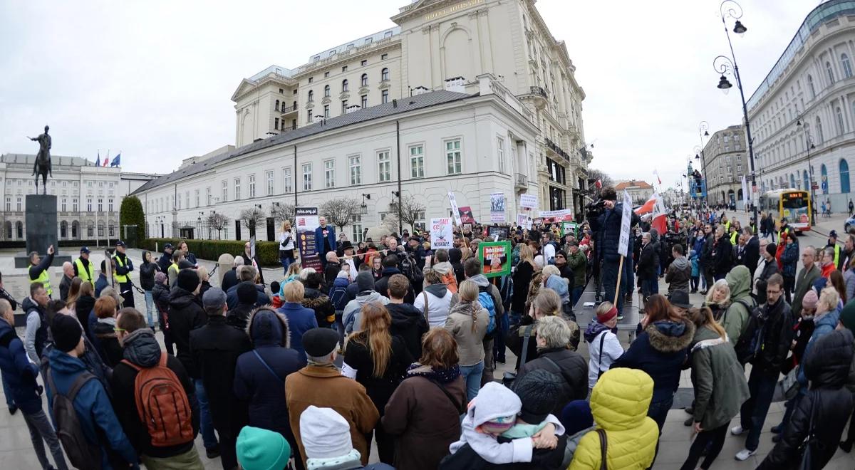 Warszawa: protest "frankowiczów" przed Pałacem Prezydenckim