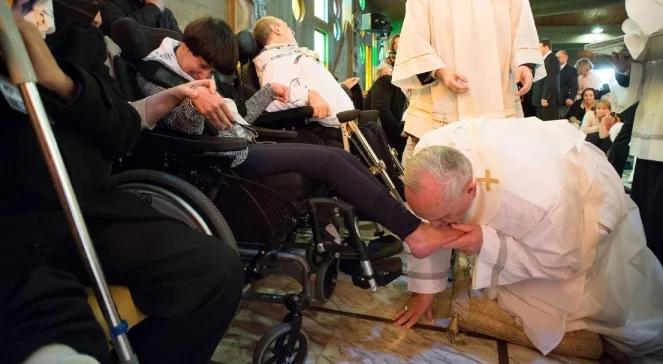 Papież Franciszek prowadzi Drogę Krzyżową w rzymskim Koloseum 