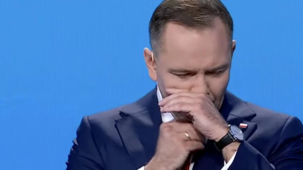 Gest Nawrockiego, który "rozgrzał internet". "Nie wyjaśni pan?"