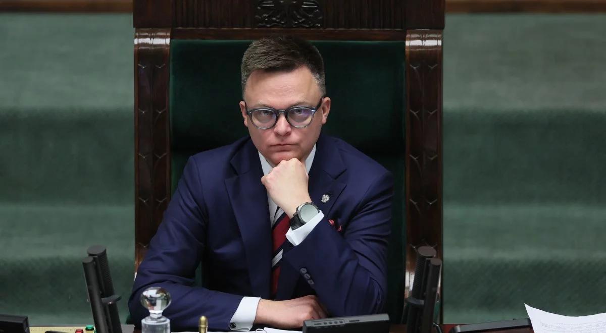 Sejmowy spór o krzyże w urzędach. Hołownia zdecydował ws. projektu PiS