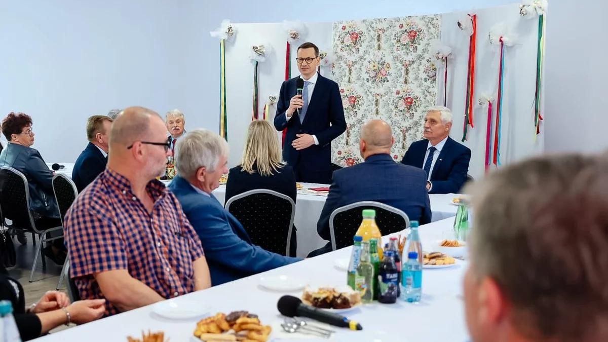 "Godne oraz aktywne życie naszych seniorów". Mateusz Morawiecki o działaniach rządu PiS