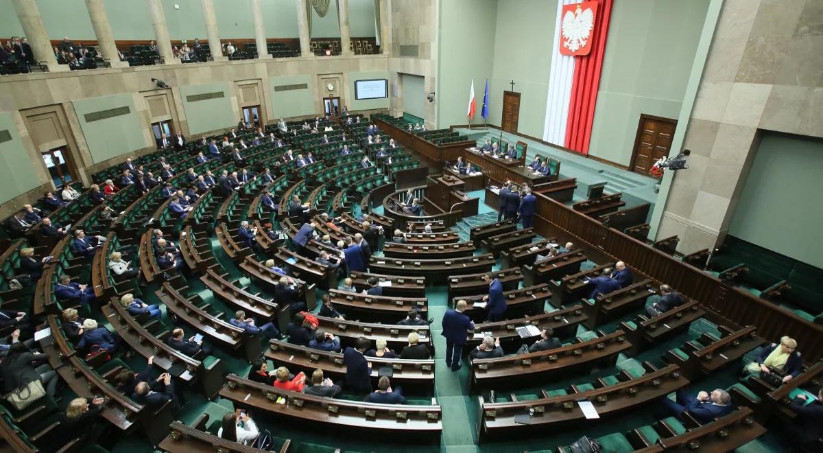 Gorąca dyskusja w Sejmie o projekcie ws. dekomunizacji służby dyplomatycznej
