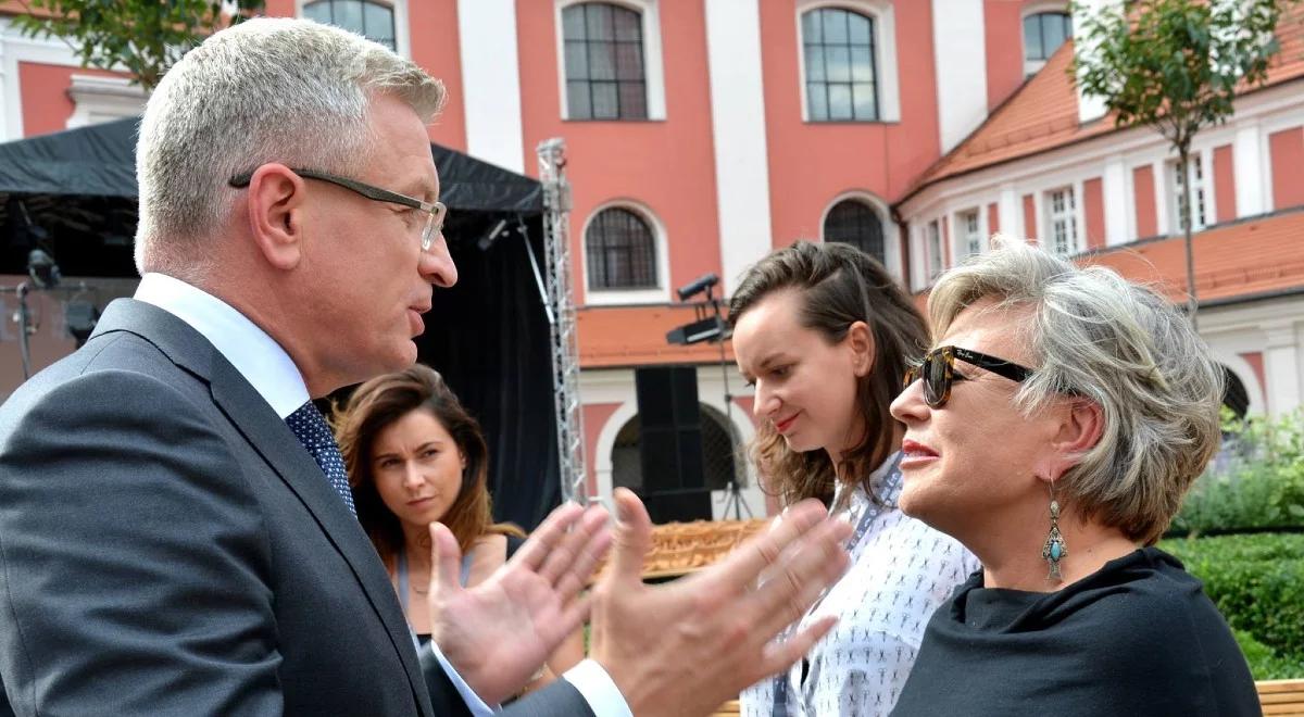 "To są dziedzice mentalności PRL-owskiej". Sprawa szczepień celebrytów zaszkodzi opozycji? 