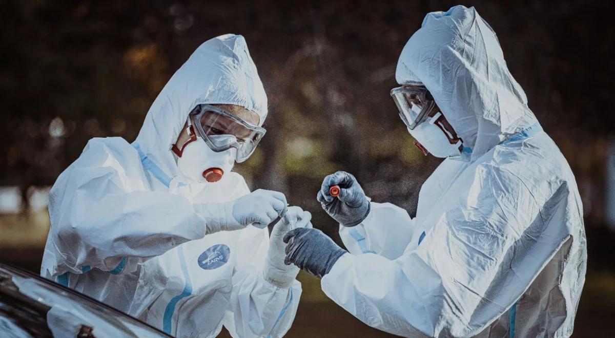 Ponad 8000 nowych zakażeń COVID-19, zmarło 411 osób. Ministerstwo Zdrowia podało dane