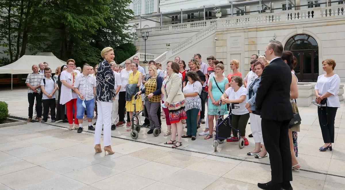 Uczestnicy Warsztatu Terapii Zajęciowej z wizytą w Pałacu Prezydenckim. Pierwsza Dama: jesteście niezwykłą wspólnotą