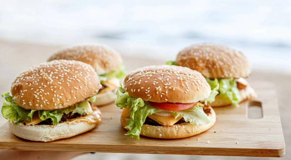 Niepokojący wpływ reklam fast foodów na dzieci. Wystarczy kilka minut
