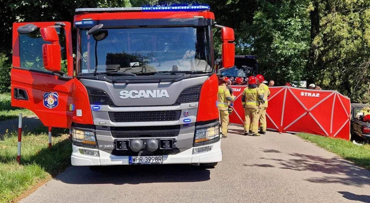 Wracali z cmentarza, auto uderzyło w drzewo. Tragedia na drodze