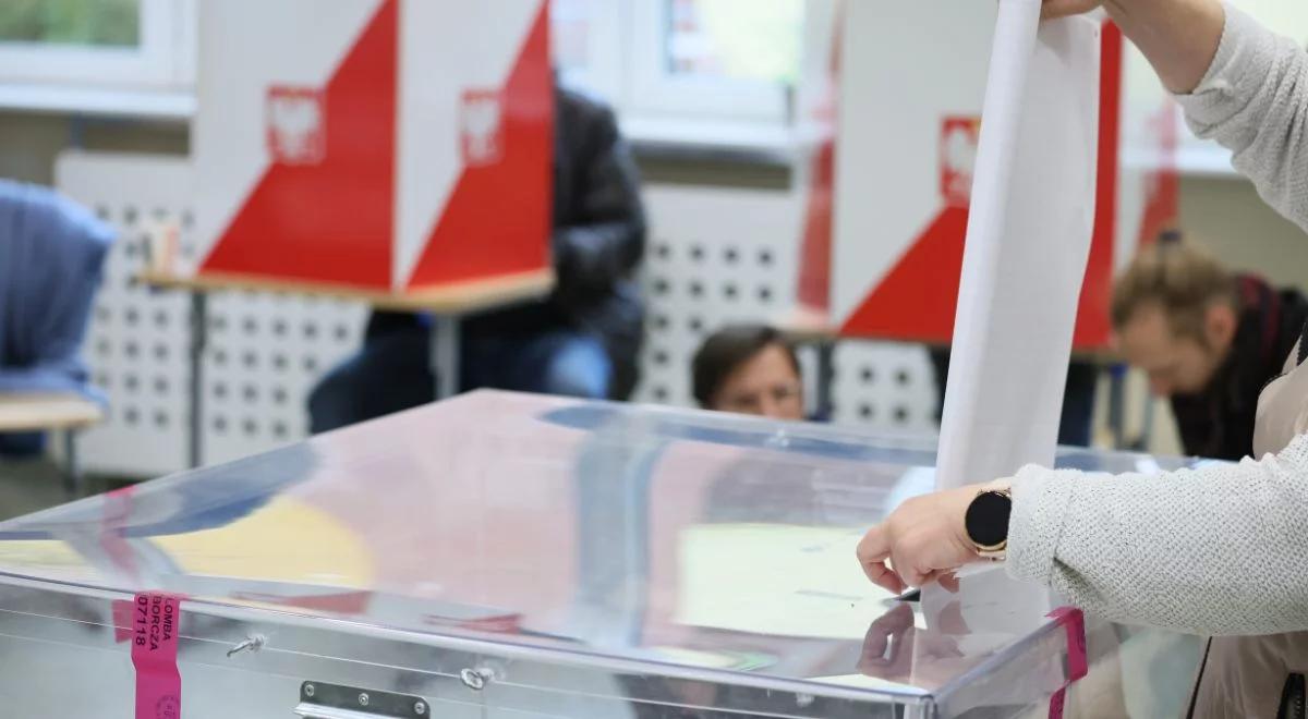 Niedopuszczalne pytania w komisjach wyborczych. Zgłoszenia na policję dotyczące wydawania kart do referendum