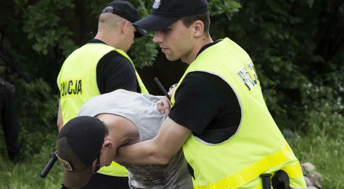 Wyłudzili ponad 800 tys. złotych od 84-latka. Ten nabrał podejrzeń kiedy zbankrutował