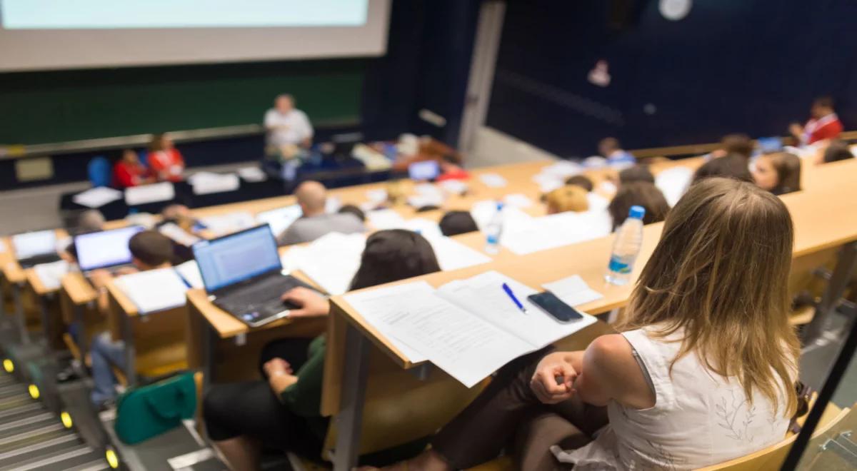 Ekonomiczne losy absolwentów uczelni wyższych. Wiemy, ile zarabiają po studiach