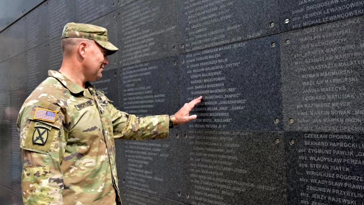 Żołnierze NATO z wizytą w Muzeum Powstania Warszawskiego. "To lekcja polskiej historii"