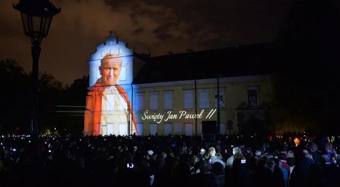 Kraków: Jan Paweł II znów pojawił się w oknie przy Franciszkańskiej 3