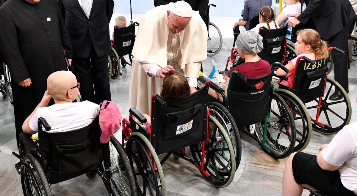 Papież odwiedził chore dzieci. "Chciałbym przytulić każde z was"