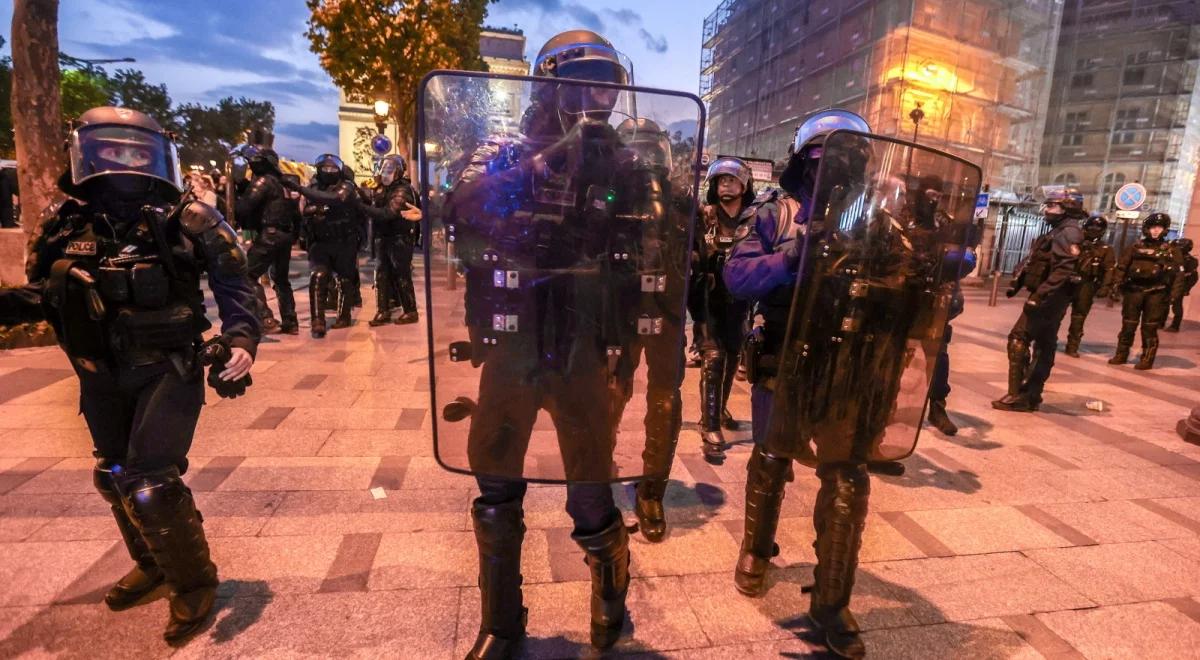 Zamieszki we Francji. Stefanik: profesjonalizm bojówkarzy wskazuje na wpływy zewnętrzne