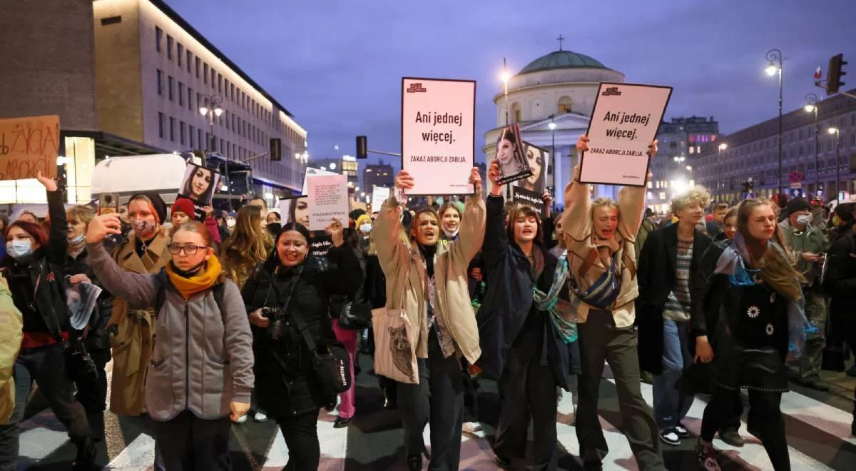 Protesty po śmierci pacjentki z Pszczyny. Poseł PiS: wyciąga się ludzi na ulice wmawiając, że wpłynął na to wyrok TK