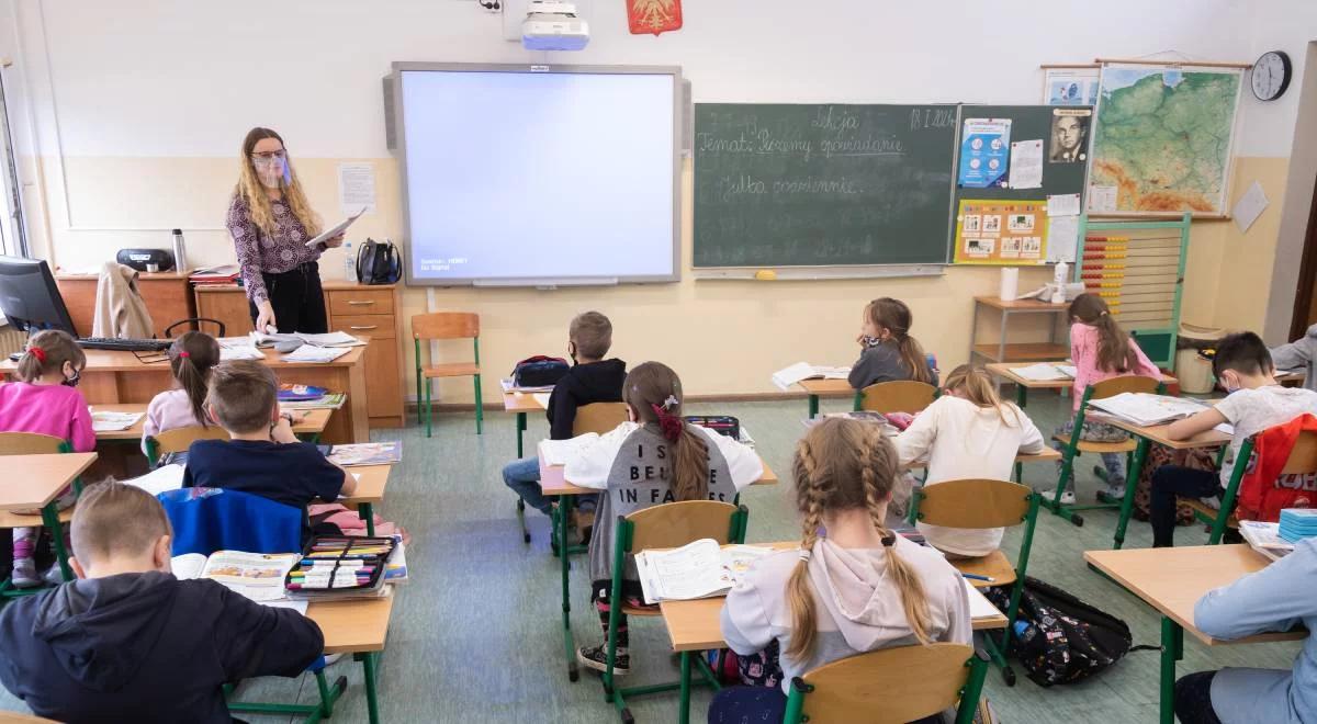 Resort edukacji: prawie 99 proc. uczniów klas I-III uczęszcza na lekcje w trybie stacjonarnym