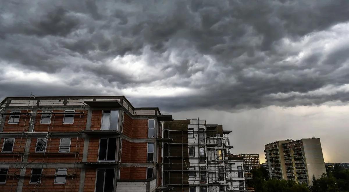 Silny wiatr i burze z gradem. Ostrzeżenia IMGW dla kolejnych województw