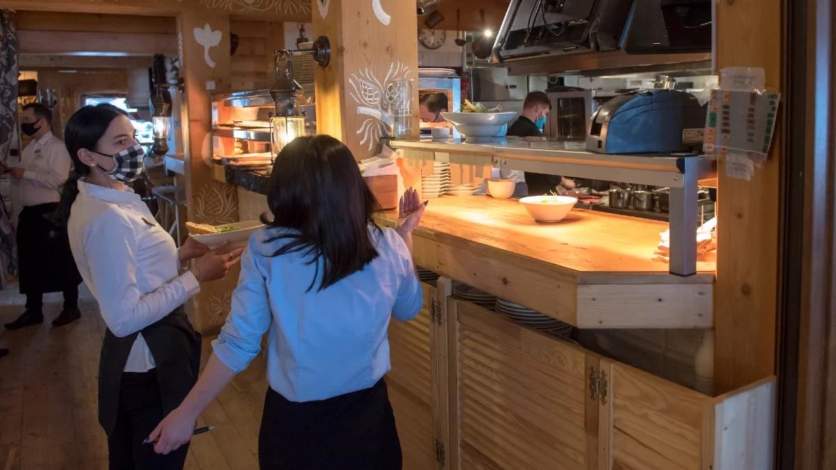 Restauracje otwarte mimo obostrzeń? Szef GIS: Sanepid nikogo nie ściga, jesteśmy zobligowani do wyciągania konsekwencji