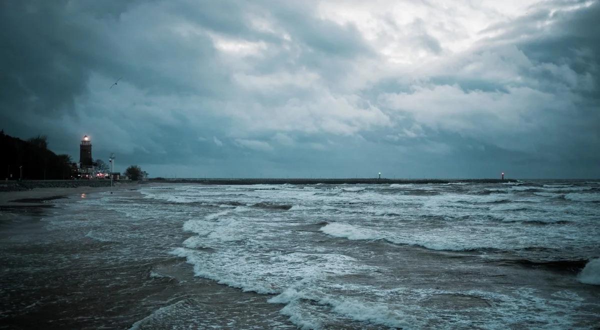 Utonął 56-latek, który wszedł do morza na niestrzeżonej plaży. RCB apeluje o ostrożność