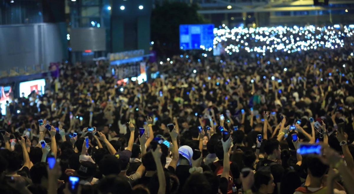 Masowe protesty w Hongkongu. Chiny wzywają USA, aby zabrały stamtąd swoje "czarne ręce"