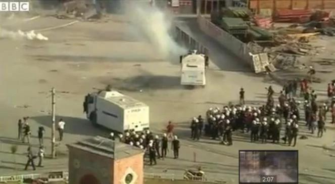 Gaz i armatki wodne na Taksim. ”Chcemy tylko usunąć banery”