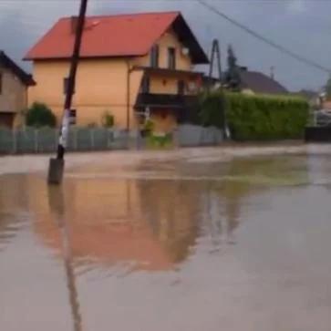 Śląsk: zalane drogi i domy, ewakuacje. Może padać do wieczora