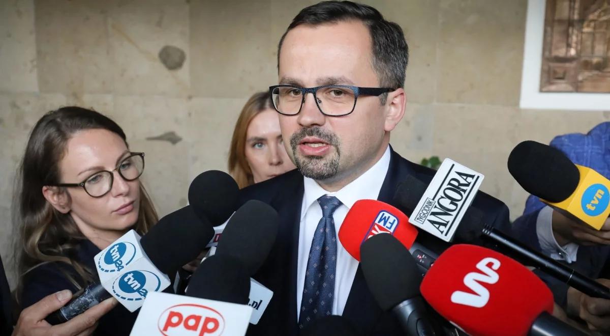 Marcin Horała domaga się odwołania szefa klubu PO-KO i stawia w Sejmie "tablice wstydu"