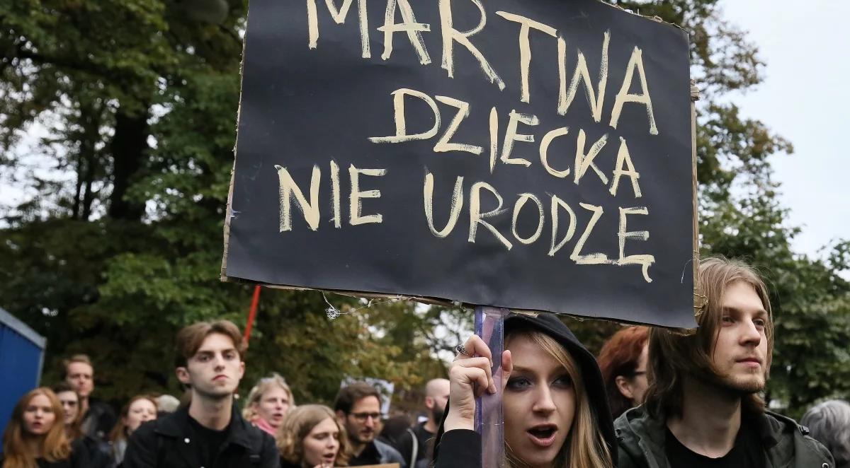 Czarne protesty przeciwko zaostrzaniu prawa aborcyjnego. "Kobieta to nie inkubator"
