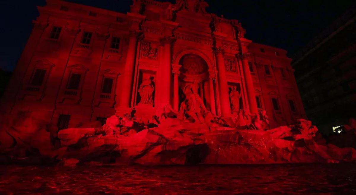 Rzymska fontanna di Trevi oświetlona na czerwono ku czci męczenników
