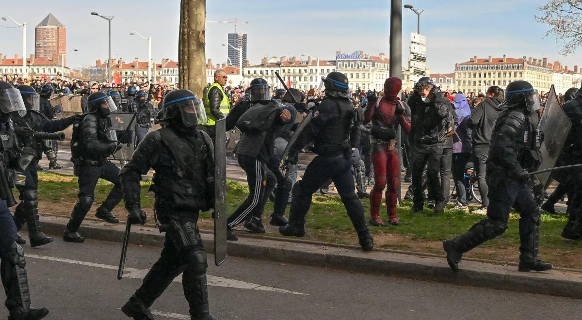 Protesty we Francji. Szef MSW: od połowy marca rannych zostało ponad tysiąc policjantów, żandarmów i strażaków