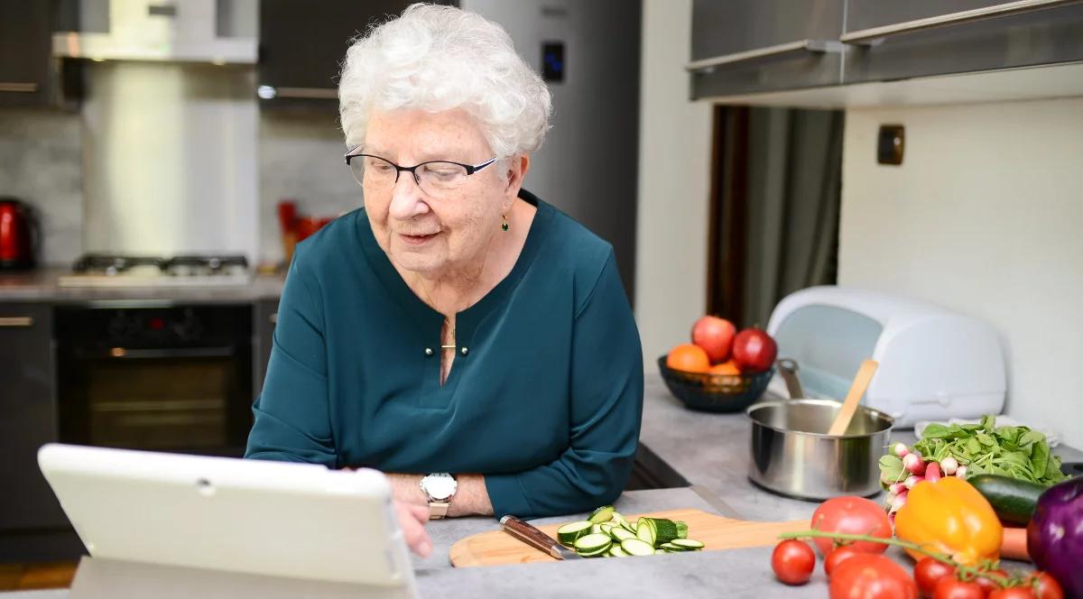 E-handel, porady lekarskie, pomoc pracownikom. Kluczowa rola internetu w dobie pandemii