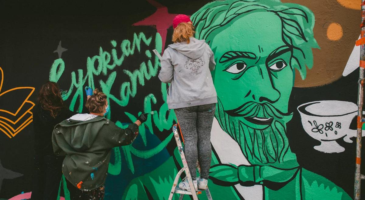 Rzecznik NCK: czekamy na zdjęcia z muralowym Norwidem, będą nagrody