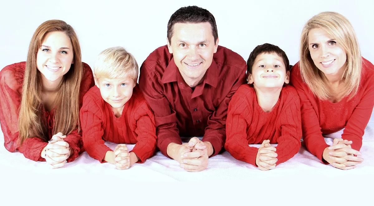 Wiceminister Bartosz Marczuk mówi, gdzie składać wnioski na program 500+:  w urzędzie, przez pocztę i Internet