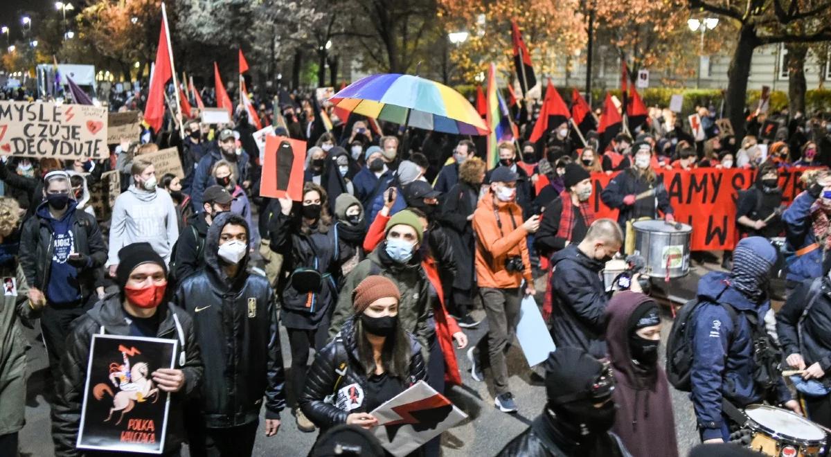 "Naszym obowiązkiem jest natychmiastowa reakcja". MEN protestuje przeciw mieszaniu uczniów w manifestacje