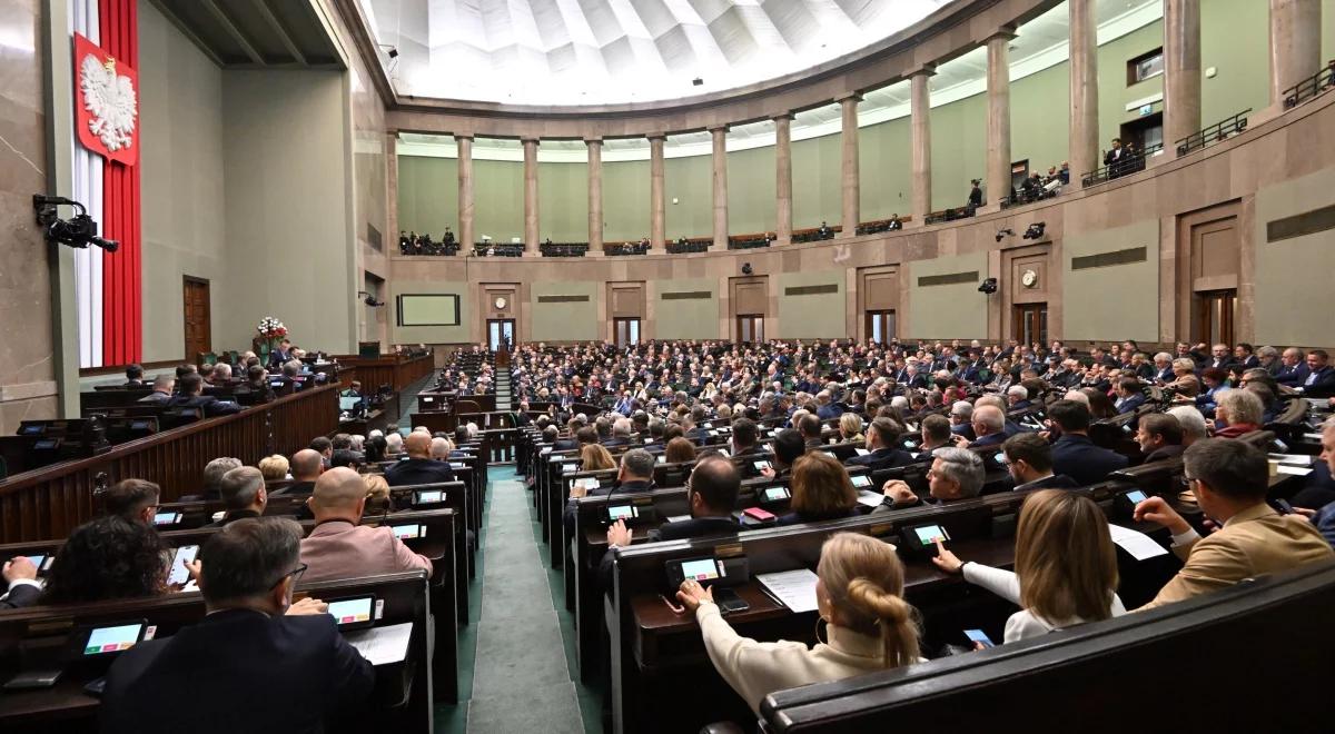 Sondaż: KO wciąż na czele, ale PiS odrabia straty
