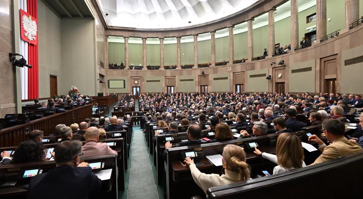 Sondaż: KO wciąż na czele, ale PiS odrabia straty