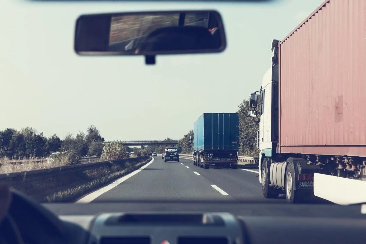 "Kierowcy są napadani, samochody rabowane". Europosłowie alarmują ws. pogarszającego się bezpieczeństwa w UE
