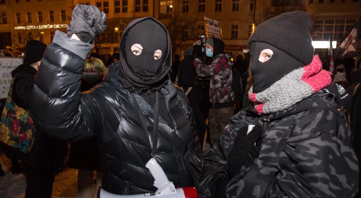 Uczestnicy Strajku Kobiet zniszczyli siedzibę Radia Poznań. Sprawę bada policja