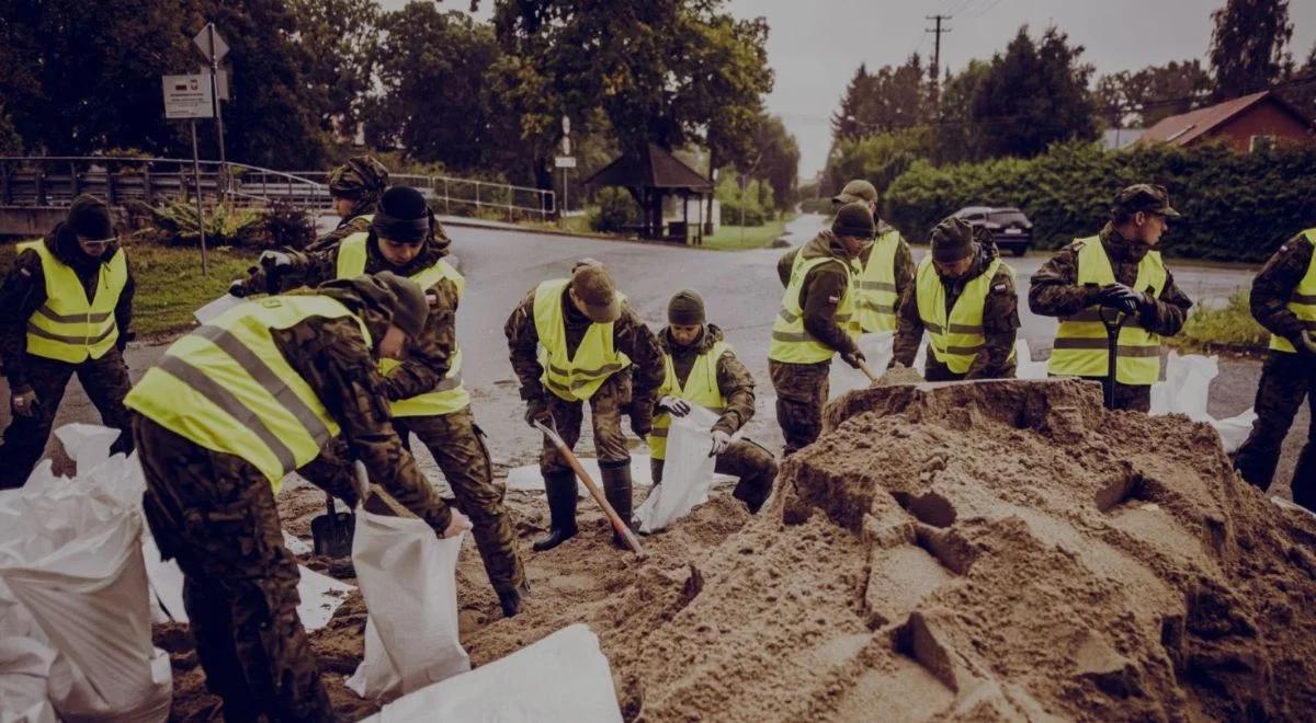 Żołnierze pomagają na zagrożonych terenach. Szef MON podał liczby