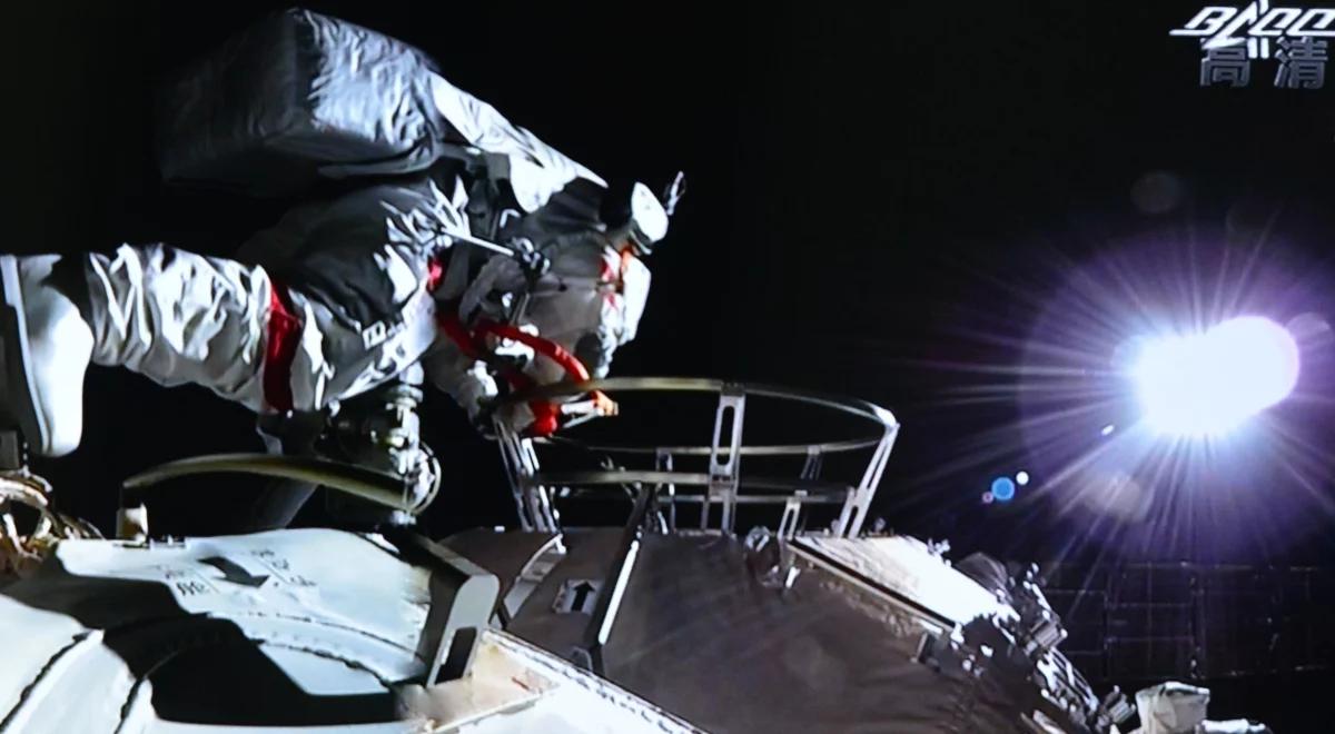 Pierwszy kosmiczny spacer chińskich astronautów. Trwa misja na stacji orbitalnej