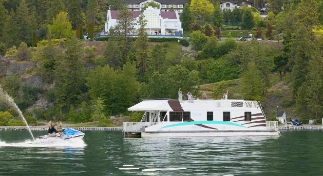 Houseboat, czyli dom na wodzie bije rekordy popularności wśród turystów na Mazurach