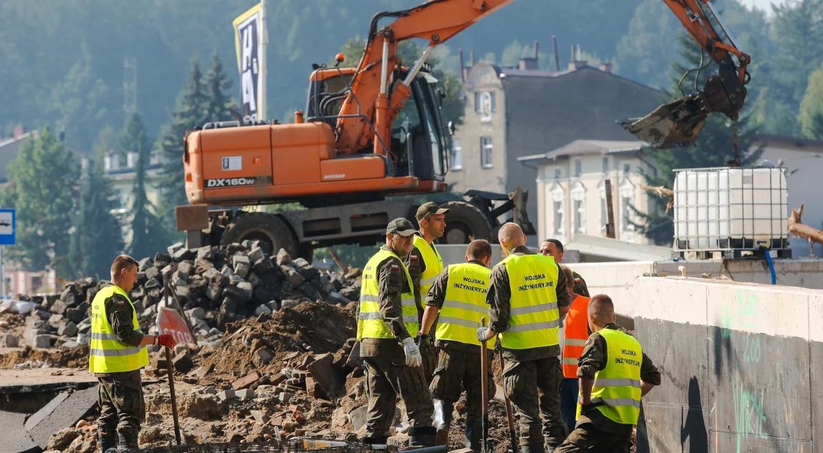 My przygotowujemy się do świąt, oni burzą domy po powodzi. Trwa operacja Feniks