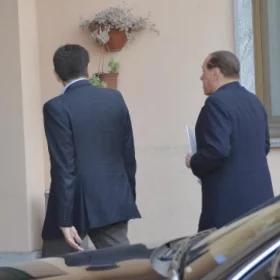 Berlusconi rozpoczął pracę w ośrodku opieki. Nie wolno mu "rozweselać" podopiecznych