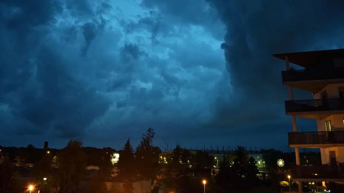 Pochmurna noc z deszczem i lokalnymi burzami. Miejscami będzie mocno wiało
