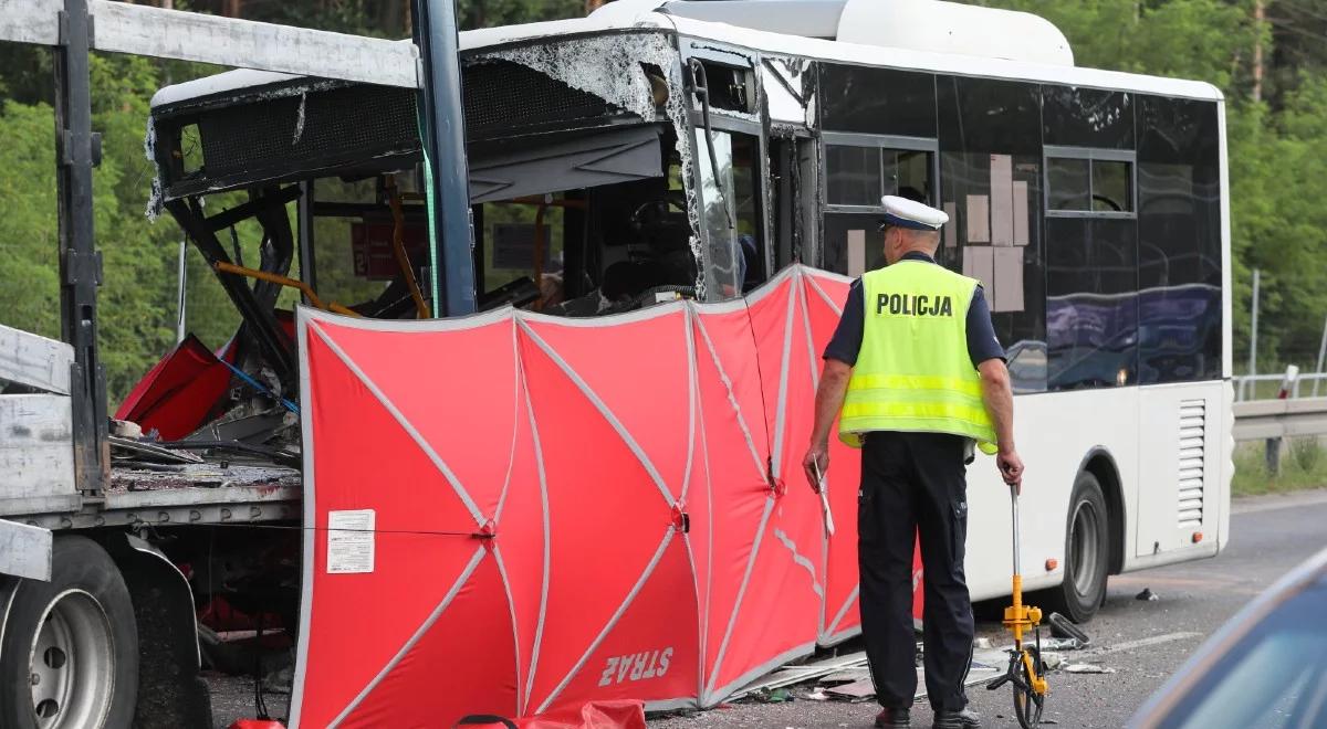 Tragedia pod Warszawą. Autobus zderzył się z ciężarówką. Nowe informacje