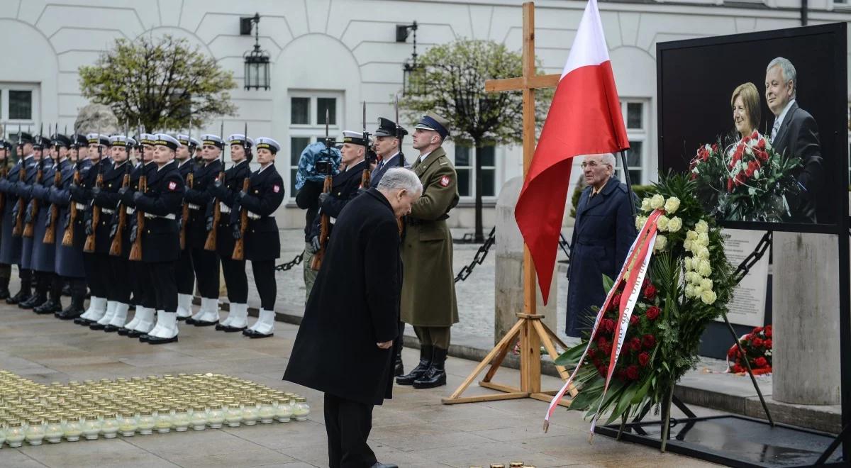 6. Rocznica katastrofy smoleńskiej. Apel Pamięci przed Pałacem Prezydenckim
