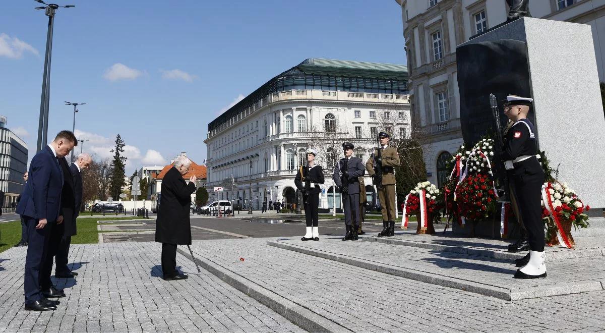 13 lat po katastrofie smoleńskiej. Premier Morawiecki i prezes PiS uczcili w Warszawie pamięć ofiar